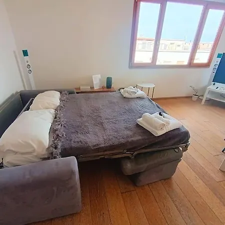 10 Min To Center Luxury Panoramic Penthouse דירה