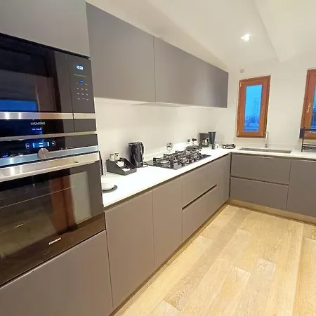 10 Min To Center Luxury Panoramic Penthouse דירה *