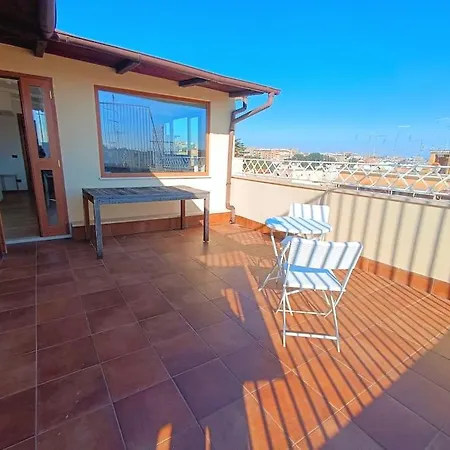 10 Min To Center Luxury Panoramic Penthouse דירה