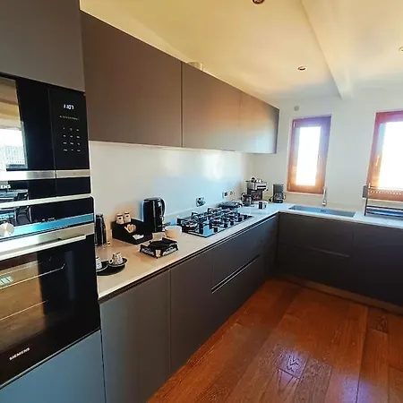10 Min To Center Luxury Panoramic Penthouse דירה